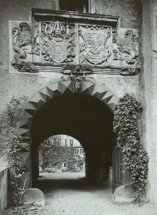 Schloss Colditz, Portal des zweiten Tores mit Allianzwappen und Löwen als Schildhalter