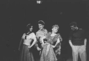 Szenenbilder aus der heiteren Oper "Schneider Wibbel" von Mark Lothar an der Komischen Oper Berlin