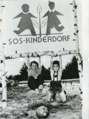 Zwei Knaben spielen im SOS-Kinderdorf