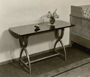 Konfektschale : Wohnzimmermöbel (1956; Entwicklungsstelle Triebes) in Ausstellungskoje