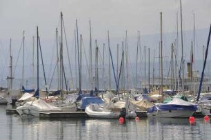 Lausanne - Segelboote : Segelboote liegen im Hafen Ouchy am Genfer See. Aufgenommen in Lausanne am 18. Mai 2010