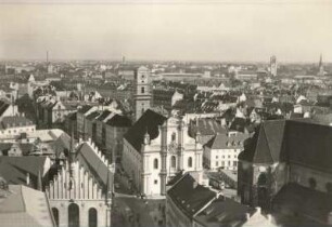 München. Blick vom Turm des Neuen Rathauses nach Osten mit (von links nach rechts) Altes Rathaus, Heilig-Geist-Kirche, "Alter Peter"