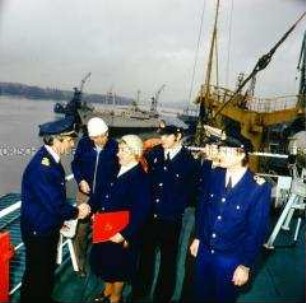 Die Vorsitzende der Grundeinheit der DSF im VEB Schiffswerft "Neptun" in Rostock auf einem sowjetischen Frachter