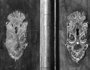 Türbeschläge mit exotischen Figuren : Türbeschläge mit exotischen Figuren. Metall, graviert (1701/1800). Klagenfurt, Landhaus, Großer Wappensaal