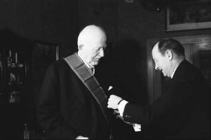 Freiburg: Wohnung Prof. Staudinger; Bundesverdienstkreuz mit Schulterband und Stern für Prof. Dr. Staudinger, Minister Filbinger überreicht es Prof. Staudinger