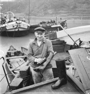 Elbschiffer, Steuermann beim Putzen seiner Stiefel