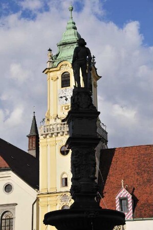 Turm des Rathauses : Vor dem Turm des Alten Rathauses am Markt steht eine historische Brunnenfigur. Aufgenommen in Bratislava am 7. September 2009. Foto Uwe Gerig