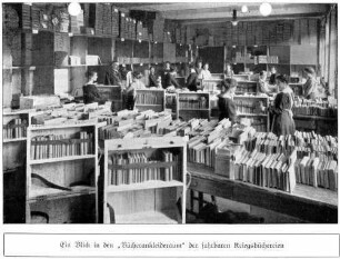 Foto der Zusammenstellung von Büchern für die mobilen Feldbüchereien (Druck)