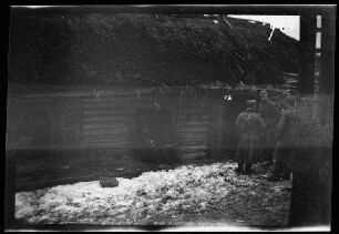 Guntowniki (=Guntauninkai, Litauen): "gefangene Russen" vor einem reetgedeckten Holzhaus "während der russischen Offensive im März 1916"