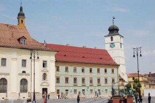 Sibiu - Ansicht aus der Altstadt : Katholische Stadtkirche (links) und Stadtturm (rechts) und historischer Marktbrunnen am Marktplatz von Sibiu, 2007 Kulturhauptstadt Europas, aufgenommen 2007