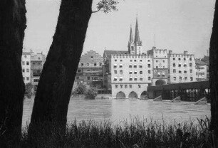 Wasserburg: Stadtansicht mit Inn [Brucktorensemble] , Vordergrund Bäume