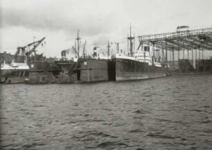 Überseehafen. In einer Werft liegende Frachtschiffe