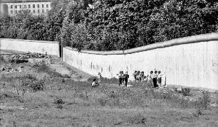 Malende Kindergruppe an der Berliner Mauer