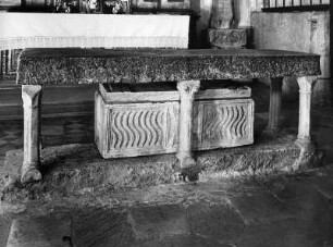 Sarkophag? : Sarkophag?. Maria Saal, Propsteipfarr- und Wallfahrtskirche Mariä Himmelfahrt