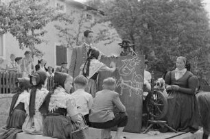 Schul- und Heimatfest in Ostro. Festumzug: Die erste Schule : Šulski a wjesny swjedźeń we Wotrowje. Swjedźenski ćah