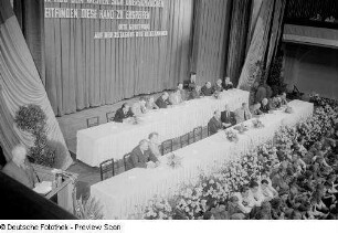 Blick auf die Bühne, mit Hermann Matern am Rednerpult