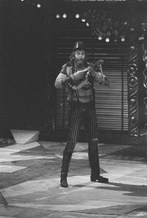 Szenenbilder aus "Don Quichotte", Comédie-héroique in fünf Akten von Jules Massenet nach Miguel de Cervantes. Komische Oper Berlin, Premiere 03.10.1971. Mit der Rosinante von Eddy Fischer.