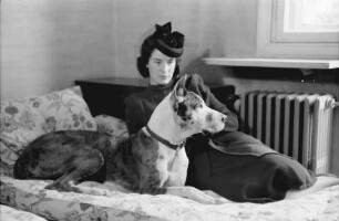 Bukarest: Haus des + Schriftleiters Wilhelm Müller, Frau Müller mit Hund auf Sofa