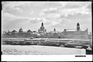 Dresden im Schnee, Blick vom Neustädter Elbufer zur Brühlschen Terrasse