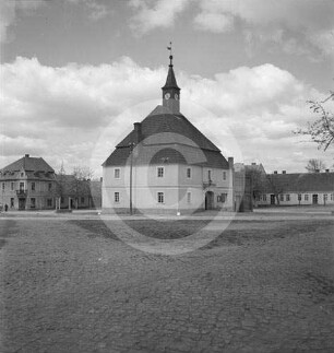 Marktplatz mit Rathaus oder Kirche? in Polen