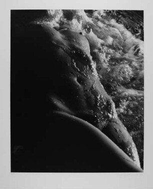OT : OT (Liegender Akt im Wasser). Fotografie; 59,8 x 49,9 cm (Blattgröße), 43,8 x 35,9 cm (Bildgröße). 1980