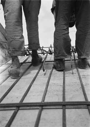 Arbeiter beim Flechten von Bewehrungsmatten auf einer Baustelle