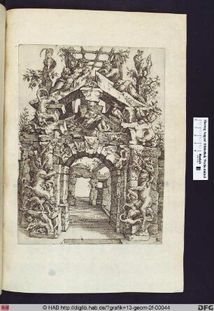 Verfallenes Portal mit allerlei Tieren.