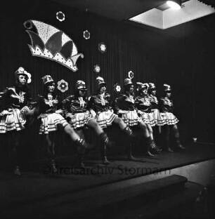 Karneval: Hotel Oldesloer Hof, Saal: Prunksitzung: Veranstalter Oldesloer Männerchor von 1844, Oldesloer Singakademie von 1946: Bühne: Auftritt der Mädchengarde mit Tanz "CanCan"