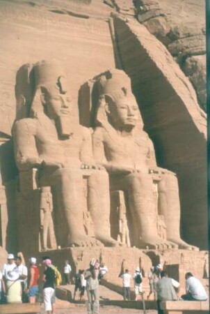 Abu Simbel. Großer Tempel Ramses II. (1260-1250 ante). Zwei der vier Kolossalstatuen Ramses II. mit der Doppelkrone Ober- und Unterägyptens (Pschent) am Eingang