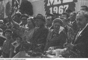 Dresden, 1.Mai (Internationaler Kampf- und Feiertag der Werktätigen), Maidemonstration auf der Ernst-Thälmann-Straße (heute: Wilsdruffer Straße), 1. Mai 1967