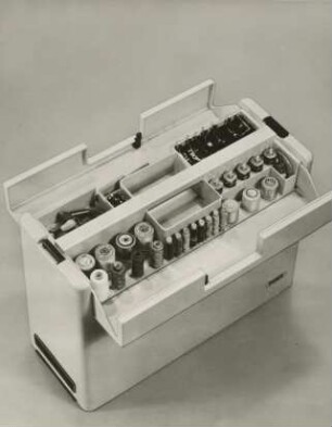 Der formschöne Koffer für Nähutensilien zu Pfaff Nähmaschinen "Pfaff 1211" und "Pfaff 1212" der G. M. Pfaff AG