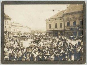 Markt : Klausenburg (Cluj-Napoca / Rumänien). Markt. Blick über den Platz mit Markttreiben gegen Wohnhäuser mit Laden