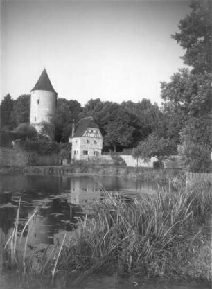 Dinkelsbühl. Faulturm (A. 15. Jh.) und sog. Parkhäusel im Stadtpark. Ansicht über den Rothenburger Weiher von Nordost