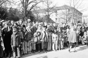 Freiburg: Freiburger Fasnet 1977 [Umzug, Zuschauer]