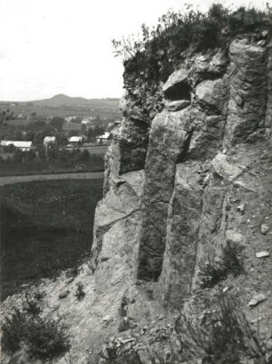 Lausitzer Bergland. Kloßberg. Verwitterte Basaltsäulen. Blick nach Südwesten über Seifhennersdorf zum Frenzelsberg