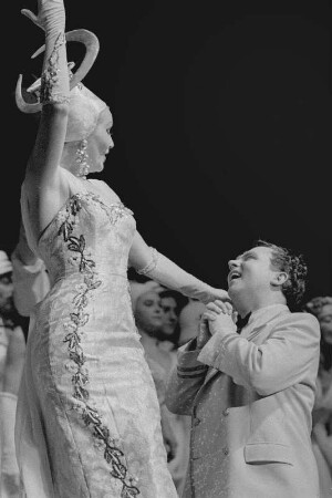 Szenenbilder aus der Operette "Frau Luna" von P. Lincke nach einem Libretto von H. Bolten-Baeckers u. a. mit F. Kronström