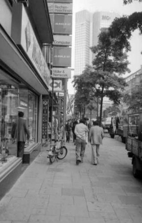 Frankfurt: Kaiserstraße mit Hochhaus