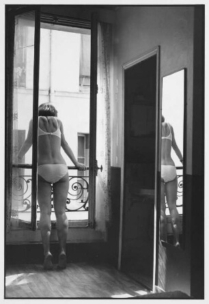 Paris. Frau am Fenster