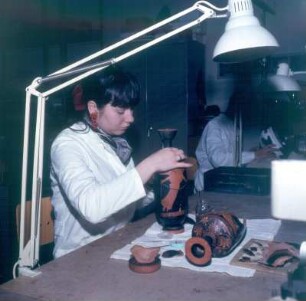 Mainz. RGZM. Restauratorin in der Keramikabteilung bei der Arbeit an einer rotfigurigen Lekythos-Vase