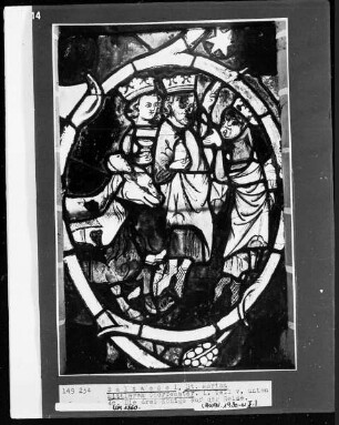 Mittleres Chorfenster mit Szenen aus dem Leben Jesu und Königs- und Prophetenreihe — Linke Fensterbahn mit Szenen aus Kindheit und Jugend Christi — Die Reise der heiligen drei Könige