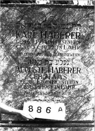 Grabstein 886 (Index: 100099282) Maße HxBxT: 145x174x20 cm Besonderheit: Doppelgrab für Eheleute: Grabstein 886A (2)