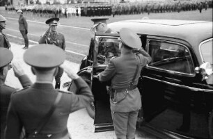 Bukarest: 1. Staatsjugendtag, Marschall Antonescu steigt aus Auto