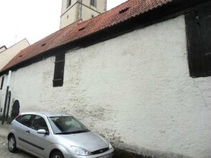Ansicht im Norden mit Gaden Nr 27-30 (Wehrgangsbrüstung abgetragen und Dach schräg nach unten vorgezogen)