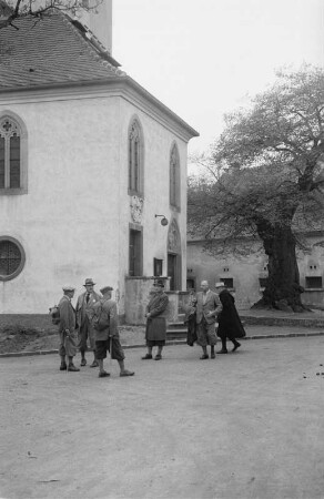 An der Kirche : Eine Gruppe von Personen an der Dorfkirche