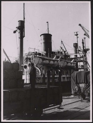 Schiff liegt am Überseehafen Bremen