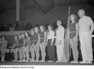 Riege der DDR-Turnerinnen beim Länderkampf DDR-Polen in der Messehalle 10