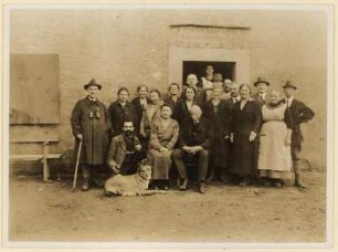 Eschefeld, Mitglieder des Ornithologischen Vereins Leipzig vor dem Teichhaus in Kleineschefeld.