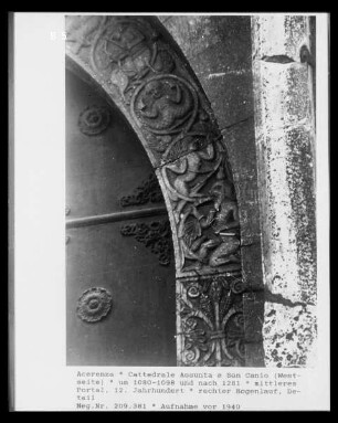 Hauptportal mit Tierkreiszeichen