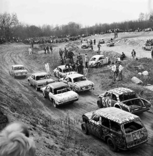 Sportveranstaltung: Aue-Ring: Erstes Turnier-Auto-Crash-Rennen: Rennstrecke: vorn Autos am Start: im Hintergrund Zuschauer am Hang