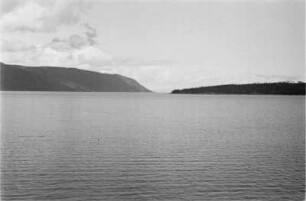 Fjord : Felsformation am Ufer eines Gewässers.